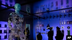 Perusahaan mobil listrik dari raksasa teknologi China Baidu, "Jidu", meluncurkan toko konsep "Roboverse" yang menyoroti teknologi kecerdasan buatan (AI) dan berpusat di sekitar mobil konsep ROBO-01 bertenaga AI (ilustrasi). 