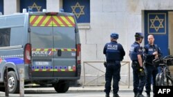 Pripadnici francuske policije ispred ulaza u sinagogu u Rouenu, gdje su policajci prethodno usmrtili iz vatrenog oružja naoružanog čovjeka koji je pokušao da zapali bogomolju i koji je nasrnuo na policajce, 17. maja 2024.