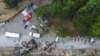 Trabajadores prestan ayuda a víctimas de un autobús que se despeñó por un barranco el 15 de febrero de 2023. [Foto: Sistema Nacional de Protección Civil de Panamá]