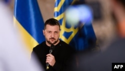 Presiden Ukraina Volodymyr Zelenskyy bertemu dengan awak media di Riga, Latvia, 11 January 2024. (Foto: Gints Ivuskans/AFP)