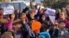 Puluhan pengungsi Palestina di Gaza melakukan unjuk rasa (foto: dok). 