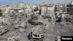 Rumah dan bangunan hancur akibat serangan Israel di Kota Gaza, 10 Oktober 2023. (REUTERS/Mohammed Salem)