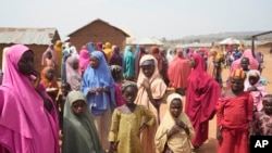 Jama’a suna jiran samu labari game da yaran da aka sace daga makaranta a Kuriga Kaduna, Asabar Maris 9, 2024.