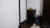 Masa, anak perempuan yang saudaranya terbunuh dalam serangan Israel, duduk bersembunyi di samping tembok yang rusak akibat lubang peluru, di rumah mereka, dekat kota Jenin, Tepi Barat yang diduduki Israel, Kamis (25/1). (Reuters) 