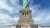 Sejumlah aktivis Yahudi di New York menuntut pemberlakuan gencatan senjata di Jalur Gaza dalam aksi di area patunmg Liberty di New York, pada 6 November 2023. (Foto: Handout/Jewish Voice for Peace/AFP)