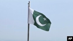 Bendera Pakistan berkibar di sebuah pos pengintai di Islamabad, Pakistan, pada 27 Juli 2022. (Foto: AP)
