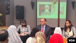 Peter Haas, Duta Besar AS untuk Bangladesh, hadir dalam pertemuan dengan sejumlah keluarga dari para korban penghilangan paksa, di Dhaka, pada 14 Desember 2022. (Foto: VOA/Emdadul Haque)