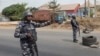 Les enlèvements contre rançon constituent un problème majeur au Nigeria, où des gangs les perpétuent sur des autoroutes, dans les logements même des victimes, ou jusque dans des écoles.