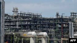 Une vue générale d'une raffinerie de pétrole à Lagos, le 22 mai 2023. (Photo de PIUS UTOMI EKPEI / AFP)