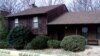 La cinta policial rodea la casa del espía acusado de trabajar para la exURSS y Rusia, Robert Philip Hanssen, en Viena, Virginia, 20 de febrero de 2001. 