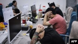 Sekelompok orang berkewarganegaraan China ditahan saat penggerebak sindikat penipuan berkedok cinta yang berhasil menipu ratusan korban warga China, di Kawasan Industri Kara di Batan, Provinsi Riau, 29 Agustus 2023. (Foto: AFP)