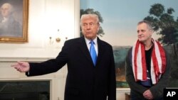 Predsjednik Donald Trump, u pratnji Marca Fogela, govori u Diplomatskoj prijemnoj sobi u Bijeloj kući, 11. februara 2025. u Washingtonu.
