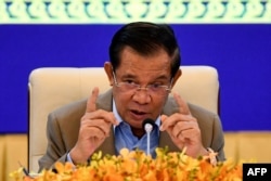 រូប​ឯកសារ៖ លោក​នាយករដ្ឋមន្ត្រី ហ៊ុន សែន ថ្លែង​នៅ​ក្នុង​សន្និសីទ​សារព័ត៌មាន​មួយ​នៅ​វិមាន​សន្តិភាព​ក្នុង​ក្រុង​ភ្នំពេញ កាល​ពី​ថ្ងៃ​ទី​១៧ ខែ​កញ្ញា ឆ្នាំ​២០២១។