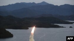Foto yang dirilis dari Kantor Berita Korea Utara (KCNA) menunjukkan uji coba peluncuran rudal Hokkaido di lokasi yang dirahasiakan, awal Oktober lalu (foto: dok). 