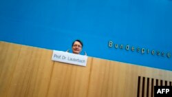 Nemački ministar zdravlja Karl Lauterbah govori na konferencii za štampu 26. oktobra 2022.