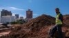 Un ouvrier regarde une mine d'or précédemment opérationnelle en cours de réhabilitation dans la banlieue de Johannesburg le 14 avril 2022.