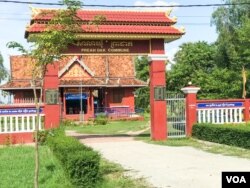 ទិដ្ឋភាព​ទូទៅ​នៃ​សាលាឃុំ​ព្រះដាក់​ នៅ​ស្រុក​បន្ទាយ​ស្រី​ ខេត្ត​សៀមរាប​ កាលពី​ថ្ងៃទី​១៤ ខែ​កក្កដា​ ឆ្នាំ​២០២២។ (ហ៊ុល​ រស្មី/វីអូអេ)