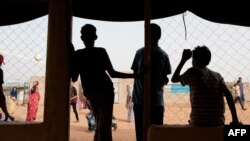 Des enfants regardent un match de volley-ball dans un camp du Sud-est de la Mauritanie. C'est l'un des plus grands camps d'Afrique de l'Ouest.