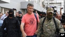Polisi menahan mantan Wali Kota Yekaterinburg, Yevgeny Roizman di Yekaterinburg, Rusia, Rabu, 24 Agustus 2022. (Vladimir Podoksyonov/URA.RU via AP)