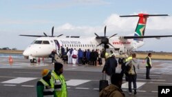 Des passagers embarqués dans un avion attendent le décollage à l'aéroport George, en Afrique du Sud, 16 juin 2010. 