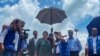 Komisaris Tinggi PBB untuk Hak Asasi Manusia Michelle Bachelet (tengah) mengunjungi kamp pengungsi Rohingya di Ukhia, 16 Agustus 2022. (AFP)