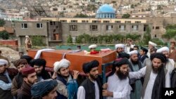 Para pelayat membawa jenazah korban bom masjid di Kabul, Afghanistan, 18 Agustus 2022. (Foto: AP)