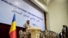 Le président de transition Mahamat Idriss Deby Itno salue lors de la cérémonie d'ouverture du Dialogue national au Palais du 15 janvier à N'Djamena le 20 août.