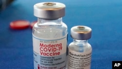 FILE - Vial vaksin COVID-19Pfizer dan Moderna di Jackson, Mississippi, 21 September 2021. 