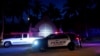 Pristalica bivšeg predsjednika Donalda Trumpa prolazi pored njegovog imanja Mar-a-Lago, u ponedjeljak, 8. avgusta 2022., u Palm Beachu, Florida. 