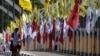 Seorang perempuan bersepeda melewati bendera partai politik jelang Pemilu 2019 di Banda Aceh, 23 Maret 2019. (Foto: AFP/CHAIDEER MAHYUDDIN)