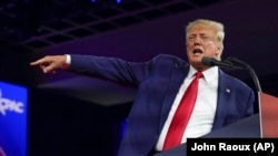 ARCHIVES - L'ancien président Donald Trump prend la parole lors de la Conférence d'action politique conservatrice (CPAC) le samedi 26 février 2022 à Orlando, en Floride.