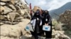 گروهی از کارمندان زن در حال امدادرسانی به زلزله‌زدگان در شرق افغانستان
