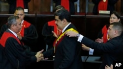 Nicolas maduro (mitan) ki t ap repete sèman pou yon lòt manda 6 zan. (Foto: 10 janvye 2019, AP/Ariana Cubillos).