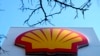 En esta imagen del miércoles 20 de enero de 2016, el logotipo de Shell en una gasolinera de Londres