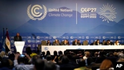 Sameh Shoukry, presiden KTT iklim COP27 (kiri) berbicara pada pembukaan KTT Iklim COP27 PBB, di Sharm el-Sheikh, Mesir, Minggu 6 November 2022. 