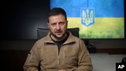 Ukrajinski predsednik Volodimir Zelenski obraća se javnosti u Kijevu, 22. april 2022. (Foto: AP/Ukrainian Presidential Press Office)