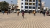 Les élèves jouent au football à Dakar, Sénégal, le 10 mars 2022. (VOA/Seydina Aba Gueye)