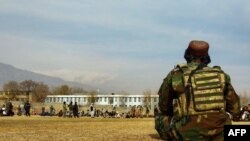 طالبان روز پنجشنبه ۲۷ نفر را به اتهام "فساد اخلاقی، دزدی و فرار از خانه" در چاریکار مرکز ولایت پروان در محضر عام شلاق زدند.