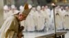 Kardinal Angelo De Donatis merayakan Misa untuk mendoakan kesehatan Paus Emeritus Benediktus XVI di dalam St. Yohanes di Basilika Lateran di Roma, Jumat 30 Desember 2022. 