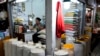 Seorang pedagang beras dan biji-bijian lainnya menunggu pelanggan di sebuah pasar di Jakarta, Minggu, 14 Agustus 2022. (AP/Achmad Ibrahim)