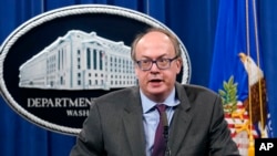Mantan pejabat Departemen Kehakiman AS Jeffrey Clark berbicara dalam sebuah konferensi pers di Washington, pada 14 September 2020. (Foto: AP/Susan Walsh) 
