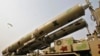 Peluncur misil "BrahMos" dipamerkan dalam parade peringatan Hari Angkatan Bersenjata India di New Delhi (foto: dok). 