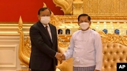 Ketua Dewan Administrasi Negara Myanmar Jenderal Senior Min Aung Hlaing (kanan), berjabat tangan dengan Menteri Luar Negeri Kamboja dan Utusan Khusus ASEAN untuk Myanmar Prak Sokhonn di Naypyitaw, Myanmar, Senin, Maret 21 Oktober 2022. (Military True News Information Team via AP)