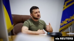 Presiden Ukraina Volodymyr Zelenskyy berbicara kepada peserta Forum Doha melalui tautan video, saat serangan Rusia terhadap Ukraina berlanjut, di Kyiv, Ukraina 26 Maret 2022. (Foto: via Reuters)