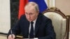 Presiden Rusia Vladimir Putin memimpin sebuah rapat kabinet virtual di Moskow, pada 10 Maret 2022. (Foto: Kremlin Pool Photo via AP/Mikhail Klimentyev, Sputnik, File)