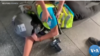 印尼女记者英达(Veby Indah)被橡皮子弹打中右眼倒地瞬间。（美国之音电视画面视频截图）