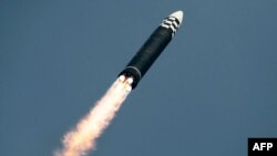 Peluncuran uji coba rudal balistik antarbenua (ICBM) tipe baru Hwasongpho-17 milik pasukan strategis Korea Utara di lokasi yang dirahasiakan di Korea Utara. (Foto: via AFP)