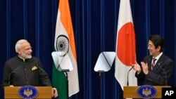 2016年11月11日日本东京印度总理莫迪和日本首相安倍晋三在新闻发布会上。