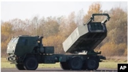 Sistem peluncur roket artileri mobilitas tinggi (HIMARS), salah satu senjata baru yang dikirim AS ke Ukraina (foto: ilustrasi). 