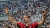 Zlatan Ibrahimovic del Milán sostiene un tabaco mientras celebra después de ganar el título de la Serie A italiana al final de un partido contra Sassuolo, en el estadio Citta del Tricolore, en Reggio Emilia, Italia, el domingo 22 de mayo de 2022.